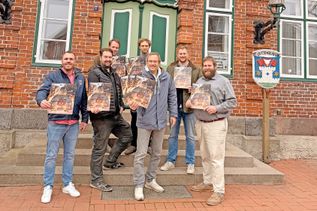 Vorstellung des Adventskalenders vor dem Rathaus in Lütjenburg durch Mitglieder des Round Table 122 (v.l.): Philipp Pietsch, Jannis Schwarz, Philipp Werle, Jonas Stockel, Sebastian Dose, Claas Anders und Moritz Gebert.