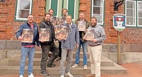 Vorstellung des Adventskalenders vor dem Rathaus in Lütjenburg durch Mitglieder des Round Table 122 (v.l.): Philipp Pietsch, Jannis Schwarz, Philipp Werle, Jonas Stockel, Sebastian Dose, Claas Anders und Moritz Gebert.
