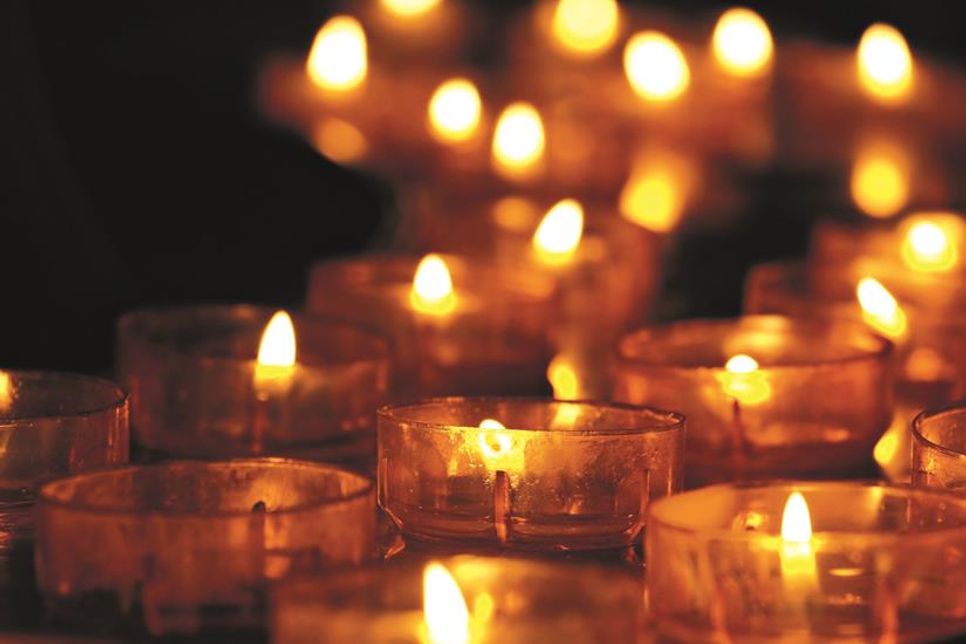 In der Nacht von Samstag auf Ostersonntag werden in den Kirchen die Kerzen wieder entzündet. Foto: pixabay.com/ak-o