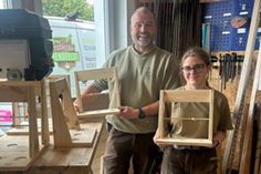 Dirk Bendfeldt präsentiert mit Lehrling Laura die gefertigten Schultagezählmaschinen.