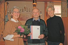 Übungsleiterin Anke Försterling (links) und KSV-Vorsitzende Birgit Kamrath-Meyer nehmen Harald Abratis, den aktuell einzigen Mann in der 100 Jahre alten Johanna-Frick-Riege, bei der Geburtstagsfeier „in ihre Mitte“.