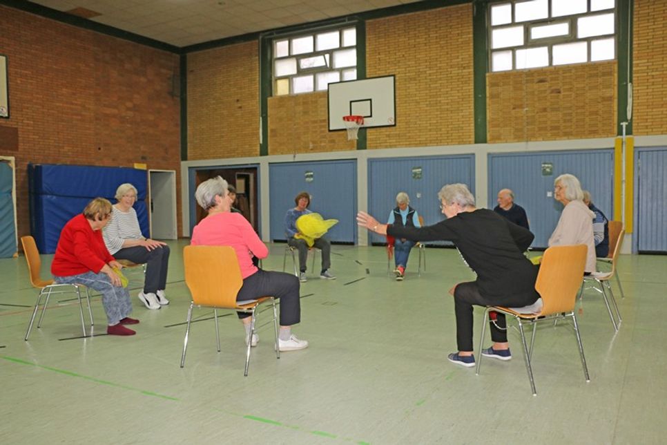 Über ein breites Repertoire an Einzel-, Partner- und Gruppenübungen freuen sich die Teilnehmerinnen und Teilnehmer bei der Stuhlgymnastik in der TS Riemann Eutin.