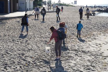 Sehr fleißig - die Müllsammelnden am Strand.