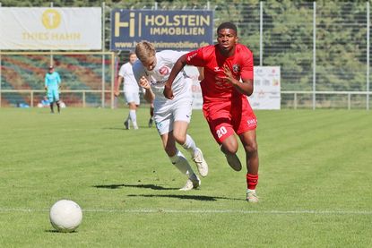 Noah Odiase (rechts) erzielt bei Inter Türkspor das Tor des Tages.