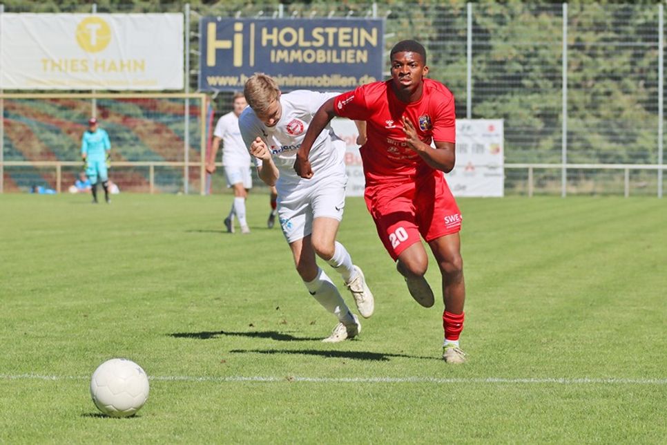 Noah Odiase (rechts) erzielt bei Inter Türkspor das Tor des Tages.