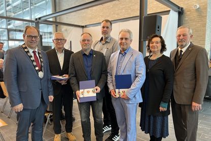 Bürgermeister Mirko Spieckermann (lks.) und Ausschussvorsitzende des AfgA Beatrix Spiegel sowie Bürgervorsteher Heinrich Holtfester (re.) mit den Geehrten (v. lks.): Karl-Heinz Schumacher, Volker Brand, Mario Mennerich und Walter Raese (nicht auf dem Bild: Rabea Kielblock).