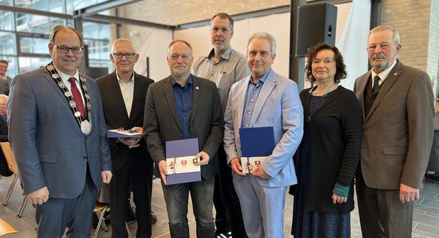 Bürgermeister Mirko Spieckermann (lks.) und Ausschussvorsitzende des AfgA Beatrix Spiegel sowie Bürgervorsteher Heinrich Holtfester (re.) mit den Geehrten (v. lks.): Karl-Heinz Schumacher, Volker Brand, Mario Mennerich und Walter Raese (nicht auf dem Bild: Rabea Kielblock).