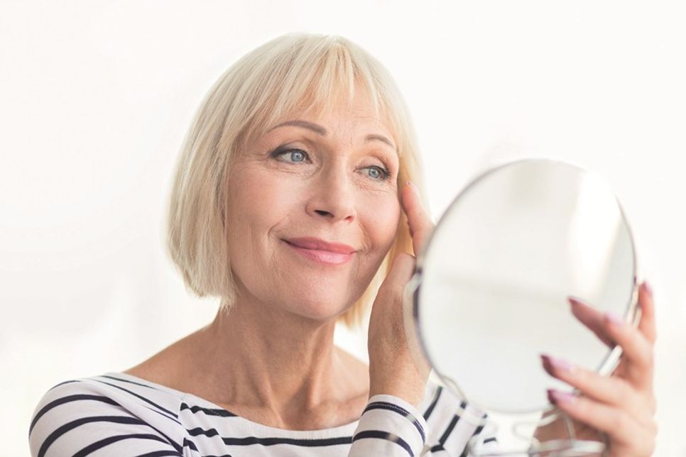 Abseits von Anti-Aging-Kosmetik hat auch unser Lebensstil Einfluss auf die Hautalterung. Foto: Prostock-studio/stock.adobe.com/www.vitamindoctor.com/akz-o