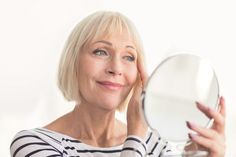 Abseits von Anti-Aging-Kosmetik hat auch unser Lebensstil Einfluss auf die Hautalterung. Foto: Prostock-studio/stock.adobe.com/www.vitamindoctor.com/akz-o