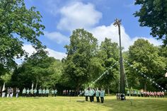Bevor es mit dem Schießen losgeht, werden zunächst die Ehrungen unter der Vogelstange vorgenommen.