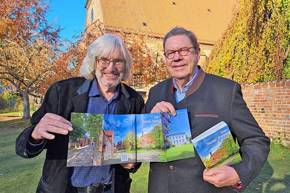 Kürzlich stellten Fotograf Bernd Perlbach (links) und Autor Dr. Christian Stocks die erweiterte Klosterführer-Neuauflage vor.
