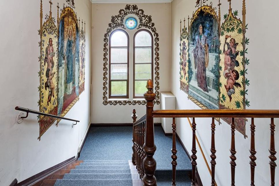 Das Bild zeigt die 1907 von Hermann Albrecht gestalteten Fresken im Treppenhaus der Liliencronschen Stiftung.