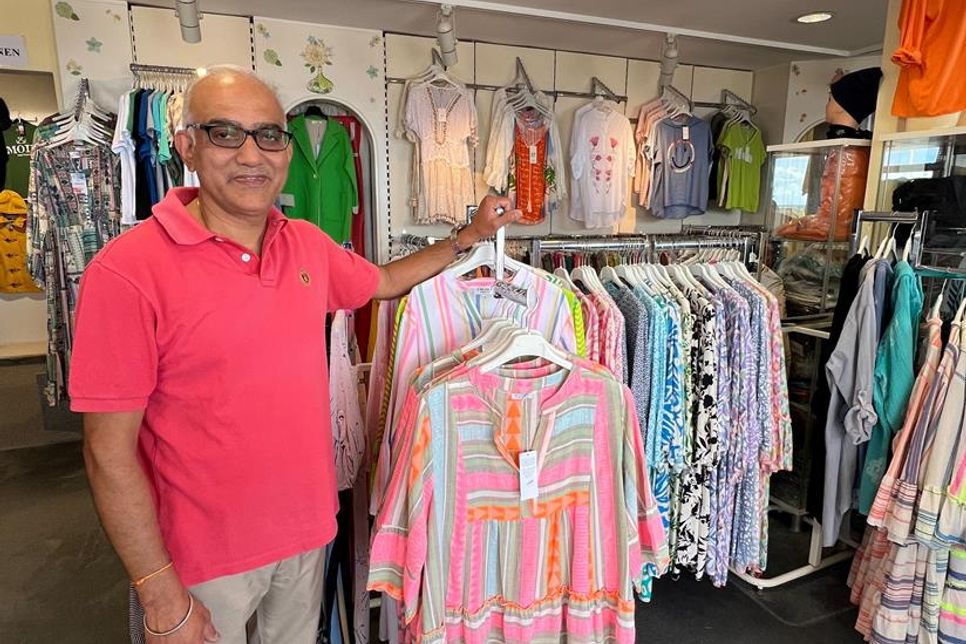 Sunil Sharma in seinem Geschäft New Fashion an der Strandpromenade 17 bietet seinen Kunden eine große Auswahl an italienischer Mode in allen Größen aus Baumwolle und Viskose.