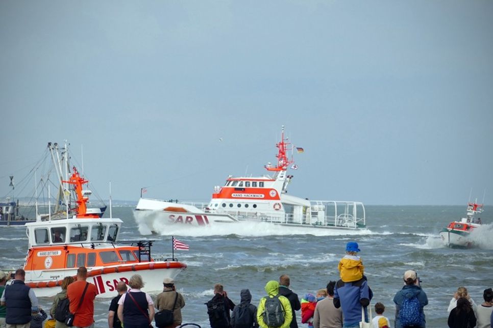 Am Sonntag ist Tag der Seenotretter von der DGzRS auf ihren Stationen an Nord- und Ostsee – mit Vorführungen, Besichtigungen, Mitfahrten und vielen Gesprächen.