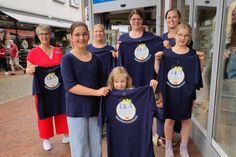 Mitglieder des Fördervereins „Die Wassergeister“ und Kinder der Kita am Wasserturm präsentieren gemeinsam mit Kirsten Köhn (lks.) die neuen Shirts.