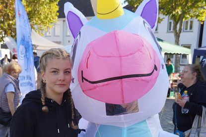 Das Einhorn vom Kinder- und Jugendparlament wirbelte über den Marktplatz.