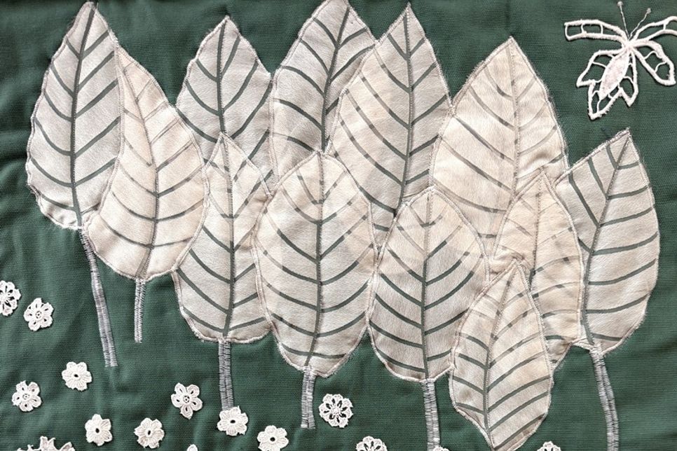 Gabriele Reher schafft filigrane Bilder, in denen sich alte Spitzenstoffe zu Bäumen, Blumen, Tieren oder Landschaften zusammenfügen.