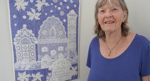 Gabriele Reher präsentiert noch bis Ende August ihre Bilder in der Stadtbücherei.