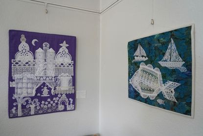 In der Ausstellung sind knapp 40 ihrer genähten Kunstwerke zu sehen.