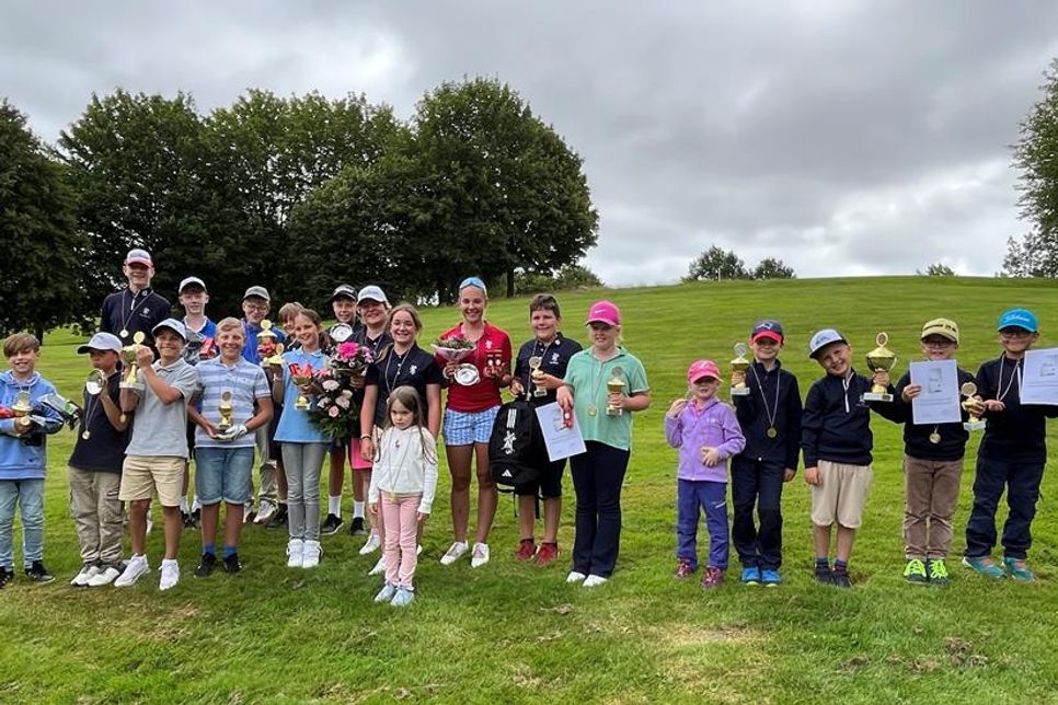 Teilnehmer und Sieger der Jugendgolfwoche mit Jugendwartin.