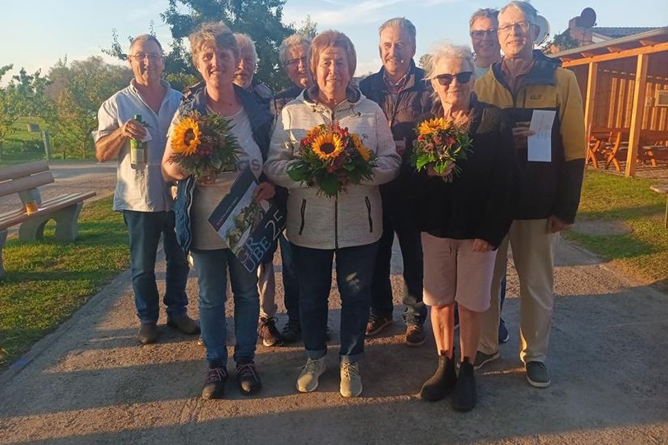 Gewinner mit Blumenstrauß. Karen Ermel (v. lks. UGW), 1. Preis: Margot Adeberg (v. Mitte, Siedlerbund), Ingeborg Axt (v. re. LSC Condor).