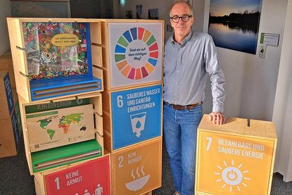 Jan Dreckmann, Nachhaltigkeitsmanager des Kreises Plön, hatte die Idee für die Ausstellung, die er dann mit zwei Künstlerinnen in Form von Kubus-Modulen realisiert hat.