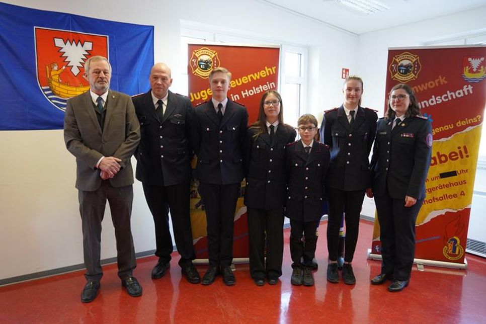 Bürgervorsteher Heinrich Holtfester und der stellvertretende Stadtwehrführer Christian Exner mit dem neuen Vorstand: Jugendgruppenleiter Robin Becker, die Jugendgruppenführer Emilie Pirsig und Ben Fund,  Kassenwartin Lena Breede sowie die Jugendfeuerwehrwartin Vanessa Gisa (v. lks.).