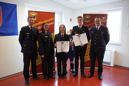 Stellvertretender Jugendfeuerwehrwart Marcel Fuchs und Jugendfeuerwehrwartin Vanessa Gisa mit den geehrten Emilie Pirsig und Finn Breede sowie stellvertretender Jugendfeuerwehrwart Ian Maaß (v. lks.).