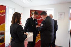 Tobias Weiffen (re.), Gruppenführer von Gruppe 1 der Freiwilligen Feuerwehr nimmt Finn Breede (2. v. lks.) in die Einsatzabteilung auf.