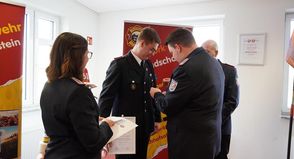 Tobias Weiffen (re.), Gruppenführer von Gruppe 1 der Freiwilligen Feuerwehr nimmt Finn Breede (2. v. lks.) in die Einsatzabteilung auf.