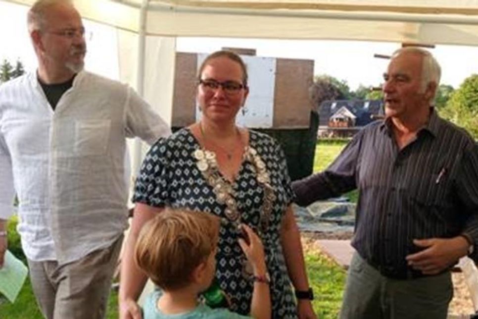 Moderator Constantin Bellini, Schützenkönigin Svenja Rahlf mit Sohn Justus und der 1. Vorsitzende des GSV Jürgen Fischer (v. lks.).
