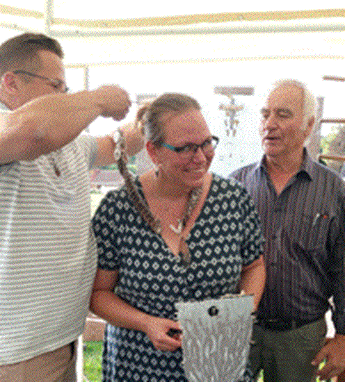 Übergabe der Königskette von Mario Bielarz an Schützenköngin Svenja Rahlf.