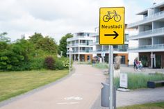 In Pelzerhaken deuten seit kurzem Schilder auf die neue Radverkehrsführung hin.