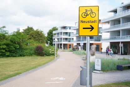 In Pelzerhaken deuten seit kurzem Schilder auf die neue Radverkehrsführung hin.