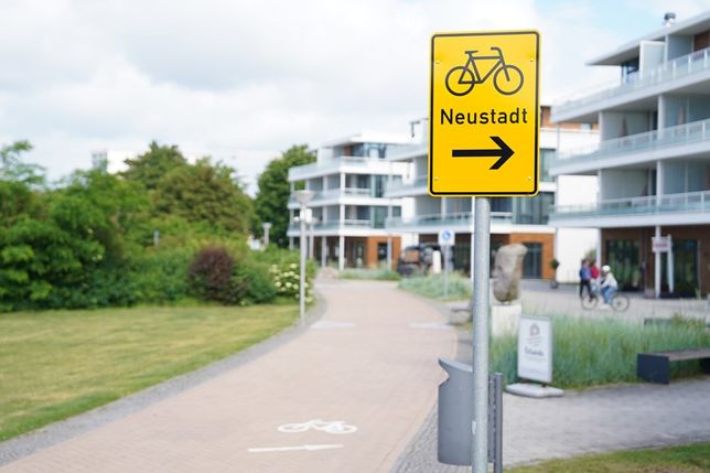 In Pelzerhaken deuten seit kurzem Schilder auf die neue Radverkehrsführung hin.