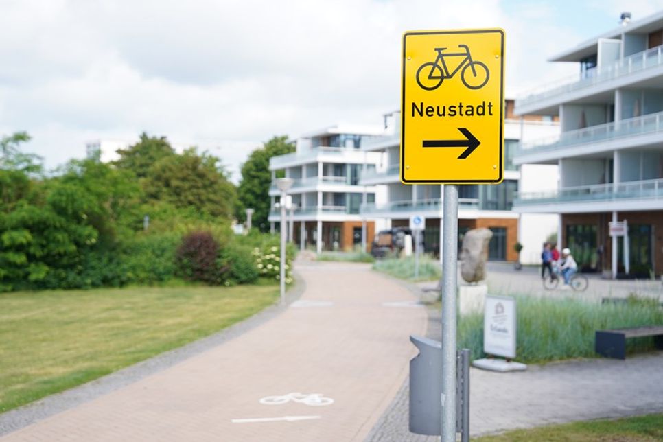 In Pelzerhaken deuten seit kurzem Schilder auf die neue Radverkehrsführung hin.