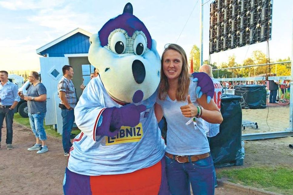 Die Fans dürfen sich dieses Jahr auch wieder auf HSV-Maskottchen „Dino Hermann“ freuen.