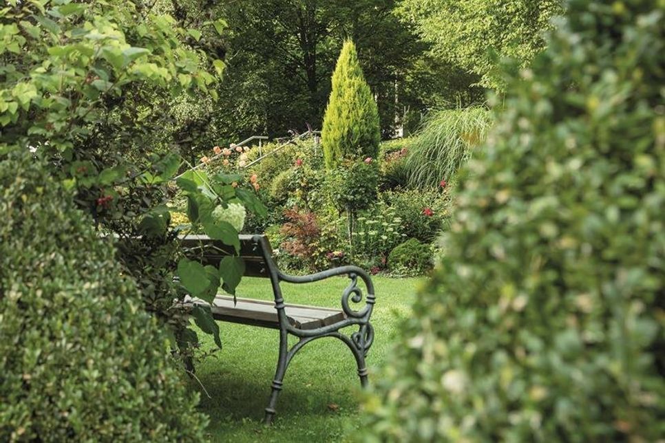 Rasengrab oder Bestattung im Blumengarten.