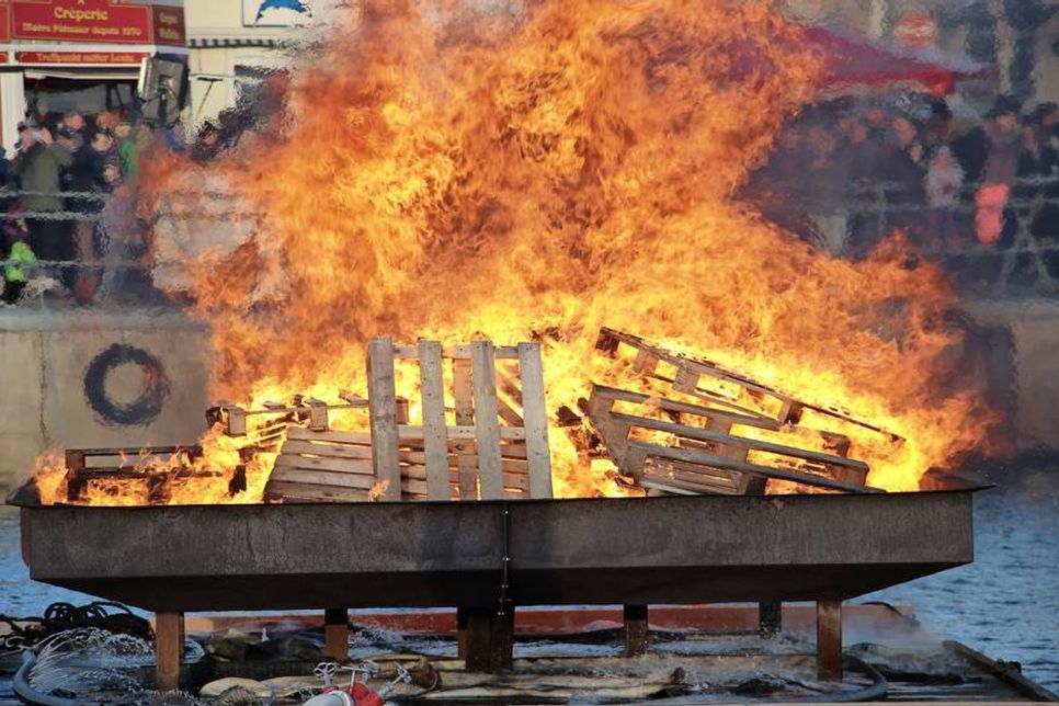 Kurz nach dem Anfeuern um 19.30 Uhr.