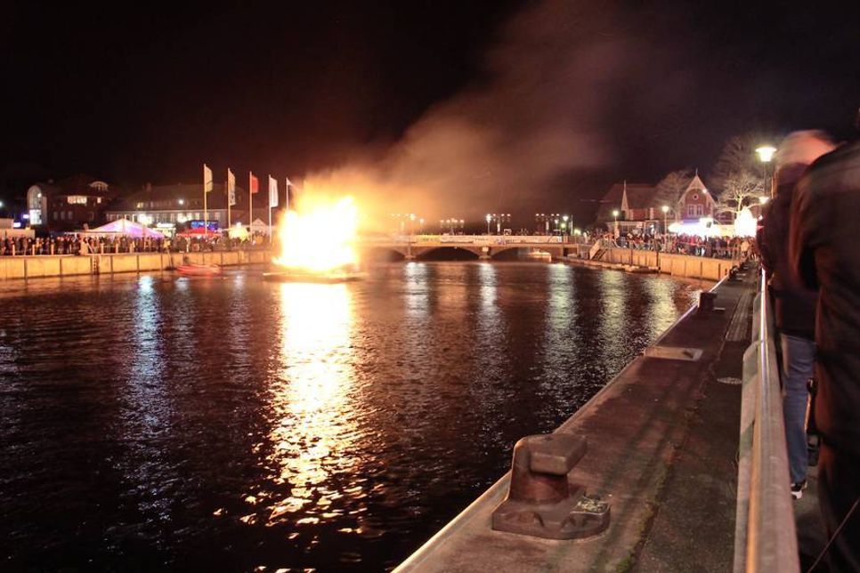 Die perfekte Kulisse für ein einzigartiges Osterfeuer: Der Neustädter Hafen.