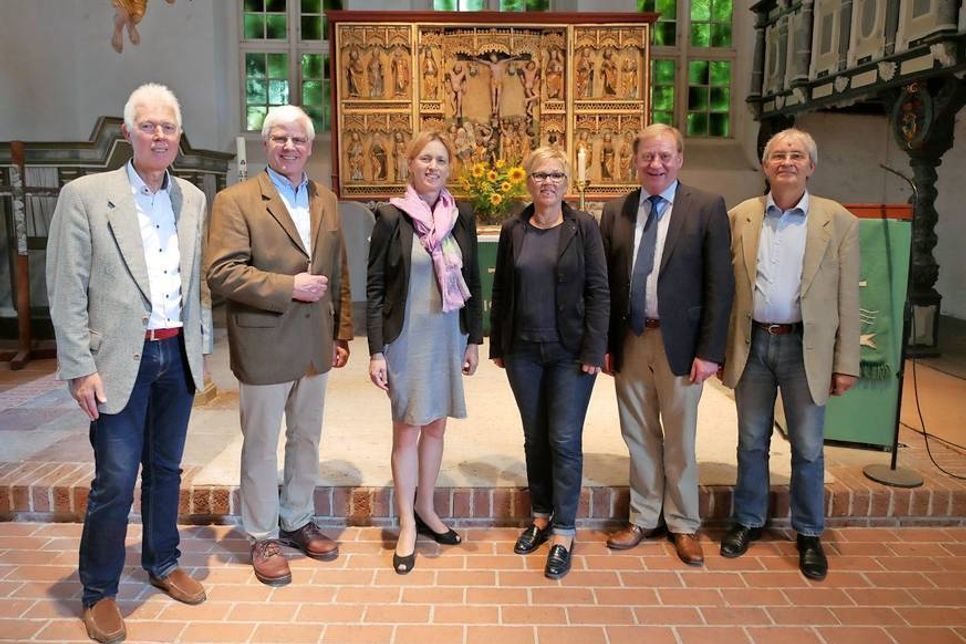 Architekt Torsten Ewers, Fritz Bormann (Vorsitzender des Kirchenvorstandes), Ministerin Karin Prien, Kirsten Skörries (in Vertretung von Volkert Stoldt als amtierende Bürgermeisterin), Ingo Gädechens sowie Manfred Manthey (Küster), (v. lks.).