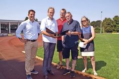 Jetzt kann’s mit der Sanierung losgehen: Bürgermeister Thomas Keller (von links) mit Sebastian Stoll (Ingenieurbüro Dr. Lehners + Wittorf), Ingo Pooch (Vorsitzender TSV Ratekau), Andreas Zilian (Fußballabteilung) und Christiane Hauberg (Leichtathletikabteilung) informierten vor Ort. (Foto: René Kleinschmidt)