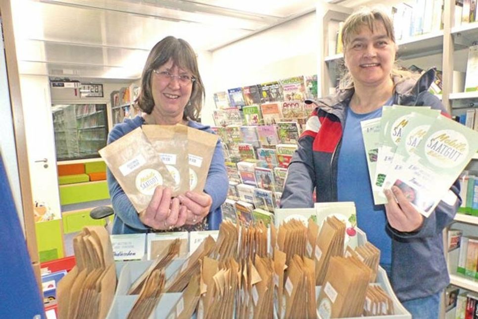 Wenn Susanne Stökl und Monika Clausen, die beiden Bibliothekarinnen der Fahrbüchereien im Kreis Plön, sich in den letzten Märztagen mit ihren Bücherbussen auf den Weg durch den Kreis Plön machen, ist die Mobile Saatgutbibliothek wieder an Bord. Gartenfreunde können wählen zwischen fünf verschiedenen Tomatensorten von der Cherrytomate Rosii Marunte bis zur Indianer Wildtomate, fünf feinen Erbsen-, drei Stangen-, einer Busch- und einer Butterbohne, drei Radieschen und, ganz neu dabei, zwei tollen Rote Bete Sorten.