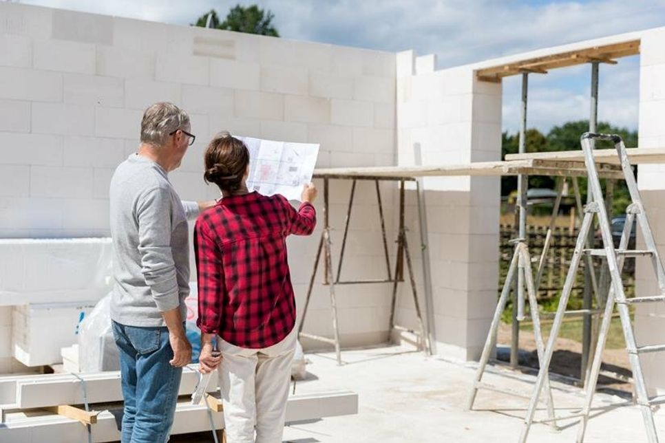 Besonders große finanzielle Risiken drohen der Bauherrenfamilie, wenn bereits in der Rohbauphase etwas schief geht. Foto: djd/Nürnberger Versicherung/Getty Images/Fred Wagner