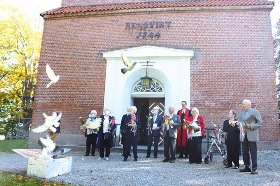 In Gedenken an die Mitkonfirmand*innen, die bei der Gnadenkonfirmation nicht dabei sein konnten, wurden Tauben fliegen gelassen