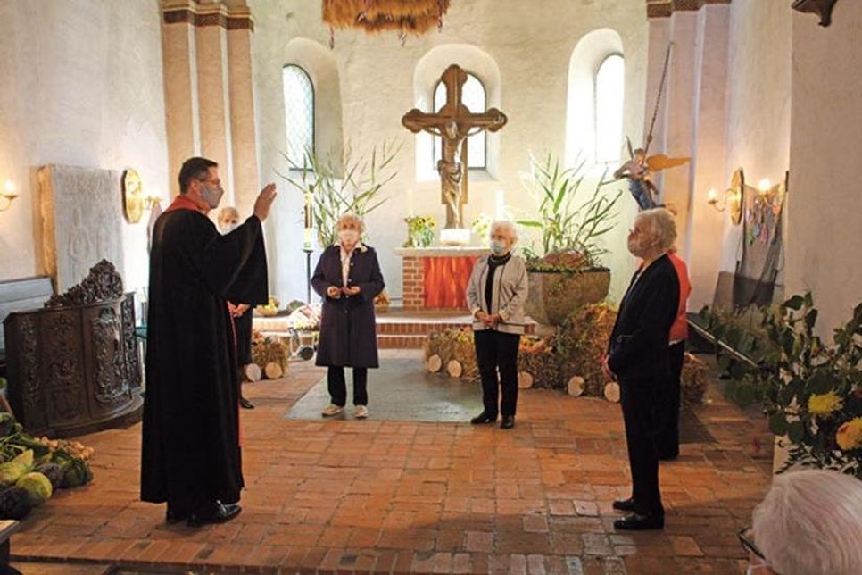 In zwei Gruppen wurden die Gnadenkonfirmand*innen nach vorne gebeten und gesegnet.