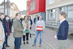 Mit betroffenen Eltern, Schülern und Lehrkräften übergibt Arnd Hemmer (l., Schriftstück in der Hand) die 2.500 Unterschriften an Bad Schwartaus Bürgermeister Dr. Uwe Brinkmann (r.).