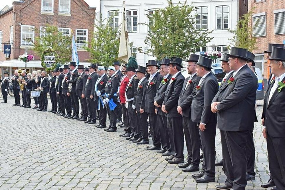 11.45 Uhr tritt die Schützengilde auf dem Marktplatz an, für ihren althergebrachten „Gruß an die Stadt“.
