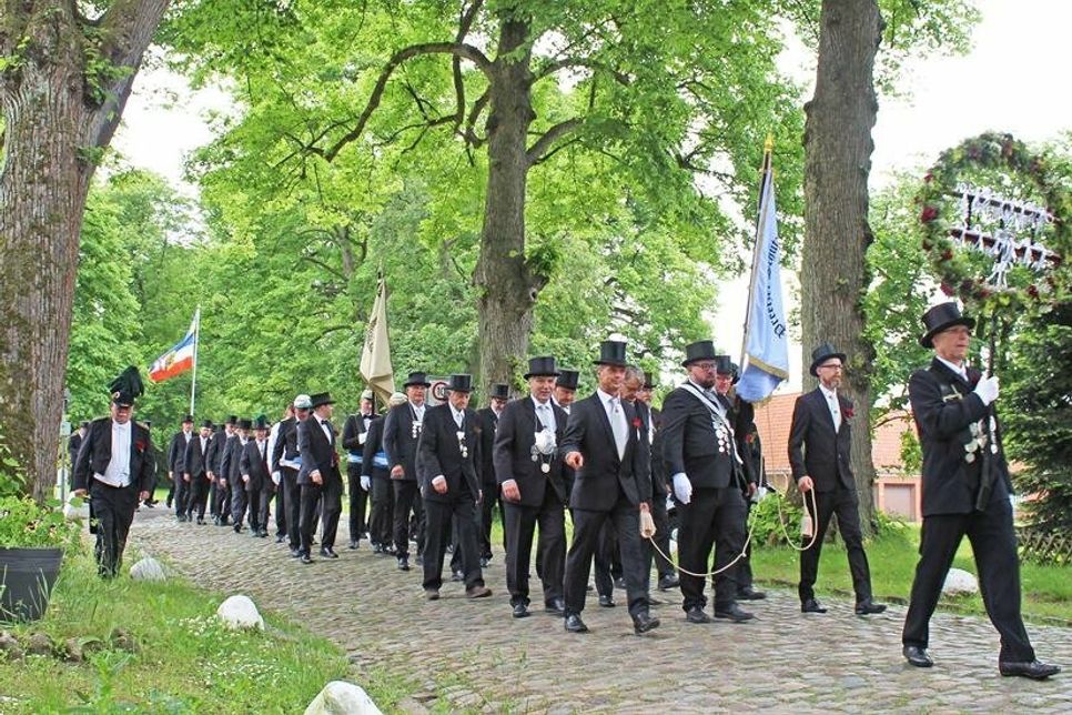 Eine Tradition, die sicherlich bleiben wird: der Festmarsch durch die Schusterstadt; - natürlich in schwarzem Anzug, mit hohem Hut und roter Rose am Revers.