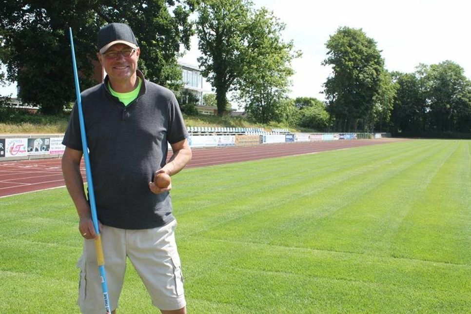 Markus Wunder, mit Speer und Schlagball bewaffnet, möchte die Leichtathletik im TSV Lensahn wieder zum Leben erwecken.